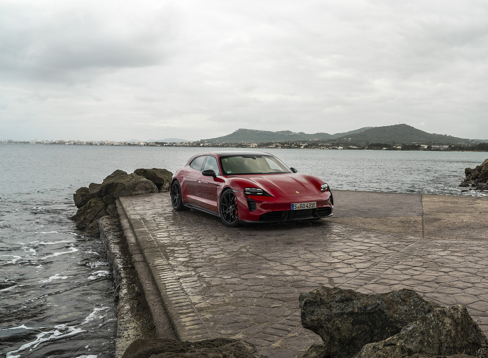 2022 Porsche Taycan GTS Sport Turismo (Color: Carmine Red) Front Three-Quarter Wallpapers #70 of 168
