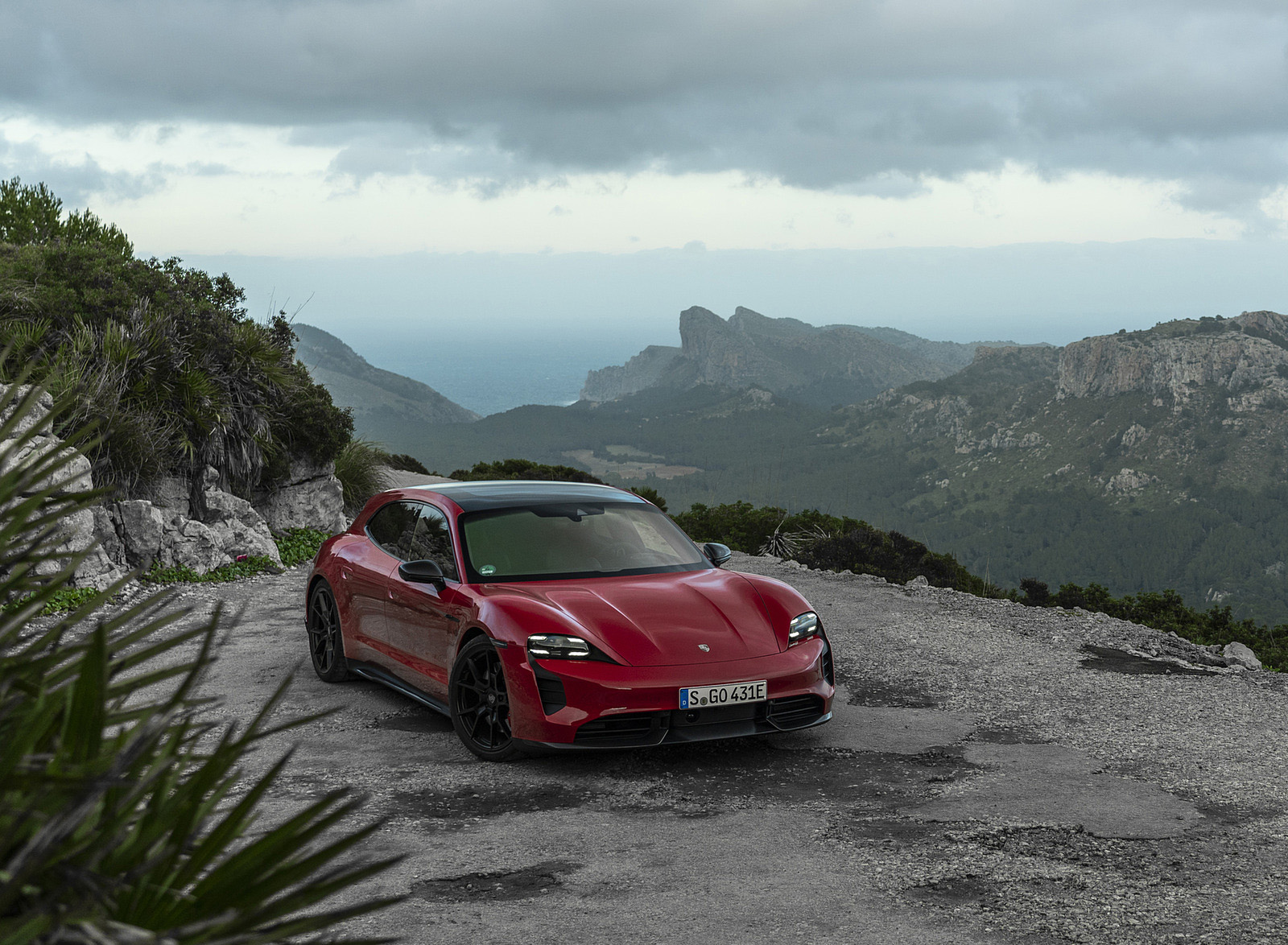 2022 Porsche Taycan GTS Sport Turismo (Color: Carmine Red) Front Wallpapers #93 of 168