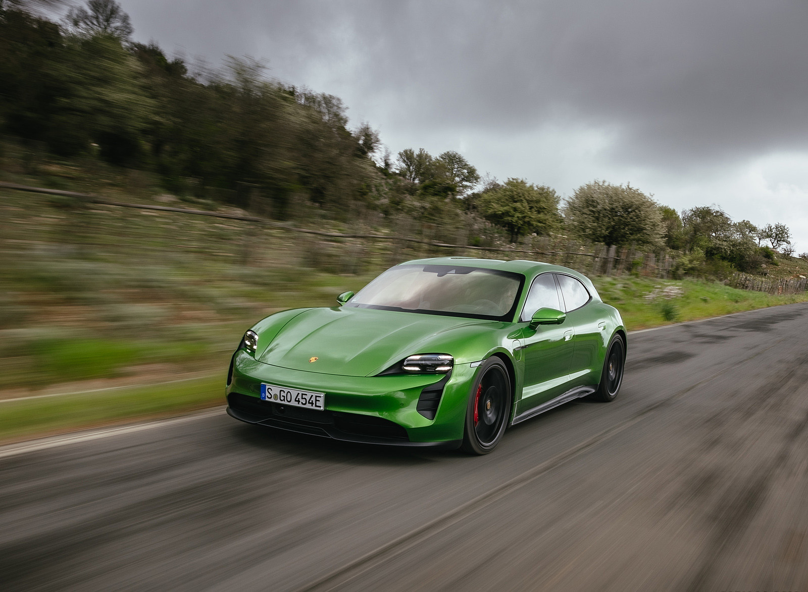 2022 Porsche Taycan GTS Sport Turismo (Color: Mamba Green Metallic) Front Three-Quarter Wallpapers #132 of 168