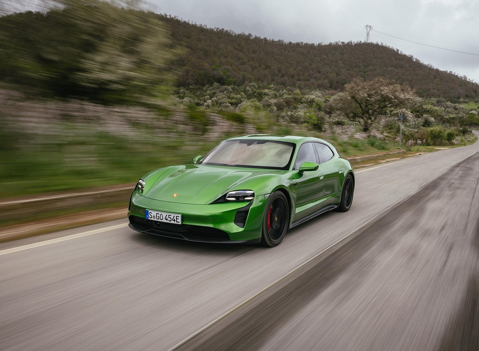 2022 Porsche Taycan GTS Sport Turismo (Color: Mamba Green Metallic) Front Three-Quarter Wallpapers #133 of 168