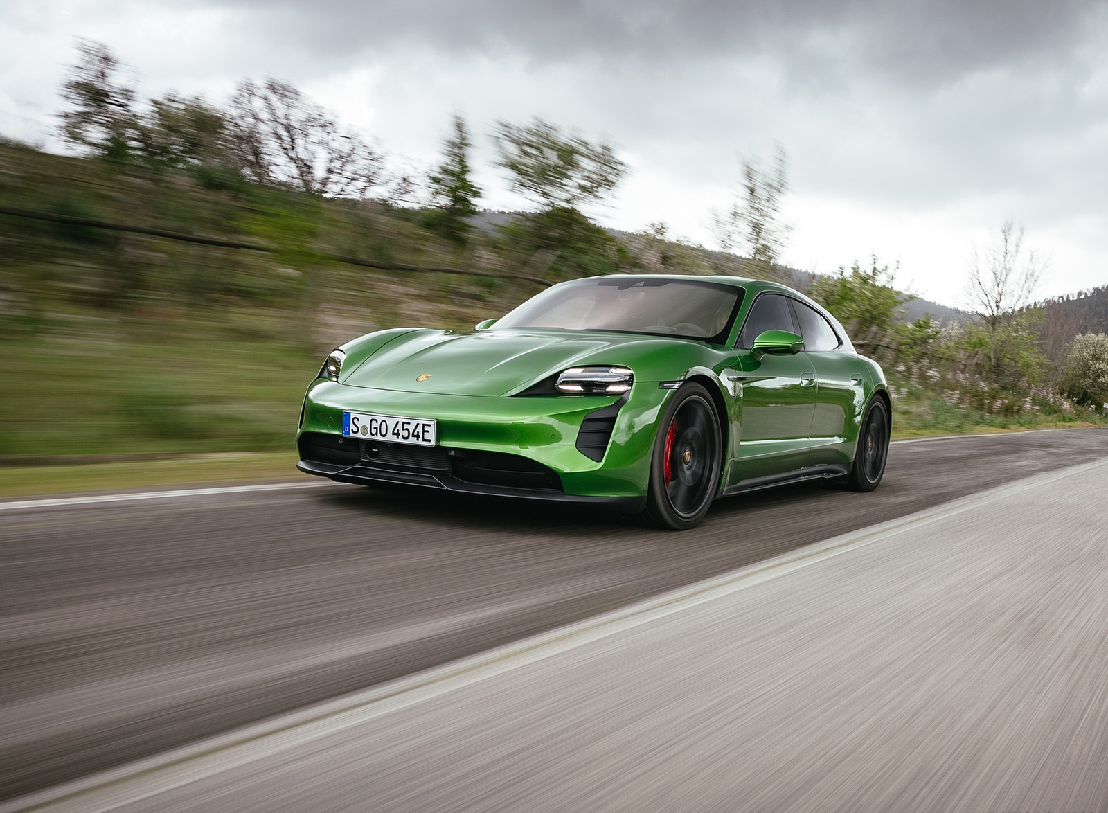 2022 Porsche Taycan GTS Sport Turismo (Color: Mamba Green Metallic) Front Three-Quarter Wallpapers #134 of 168
