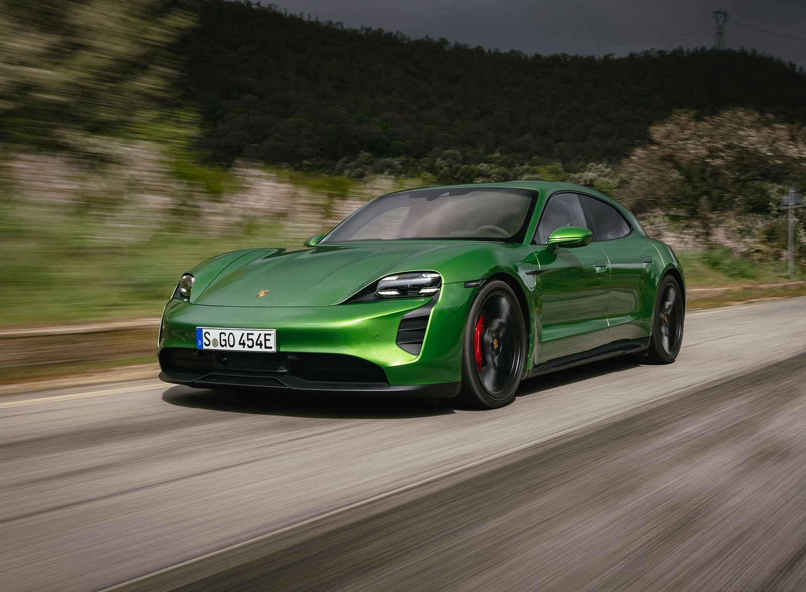 2022 Porsche Taycan GTS Sport Turismo (Color: Mamba Green Metallic) Front Three-Quarter Wallpapers #135 of 168