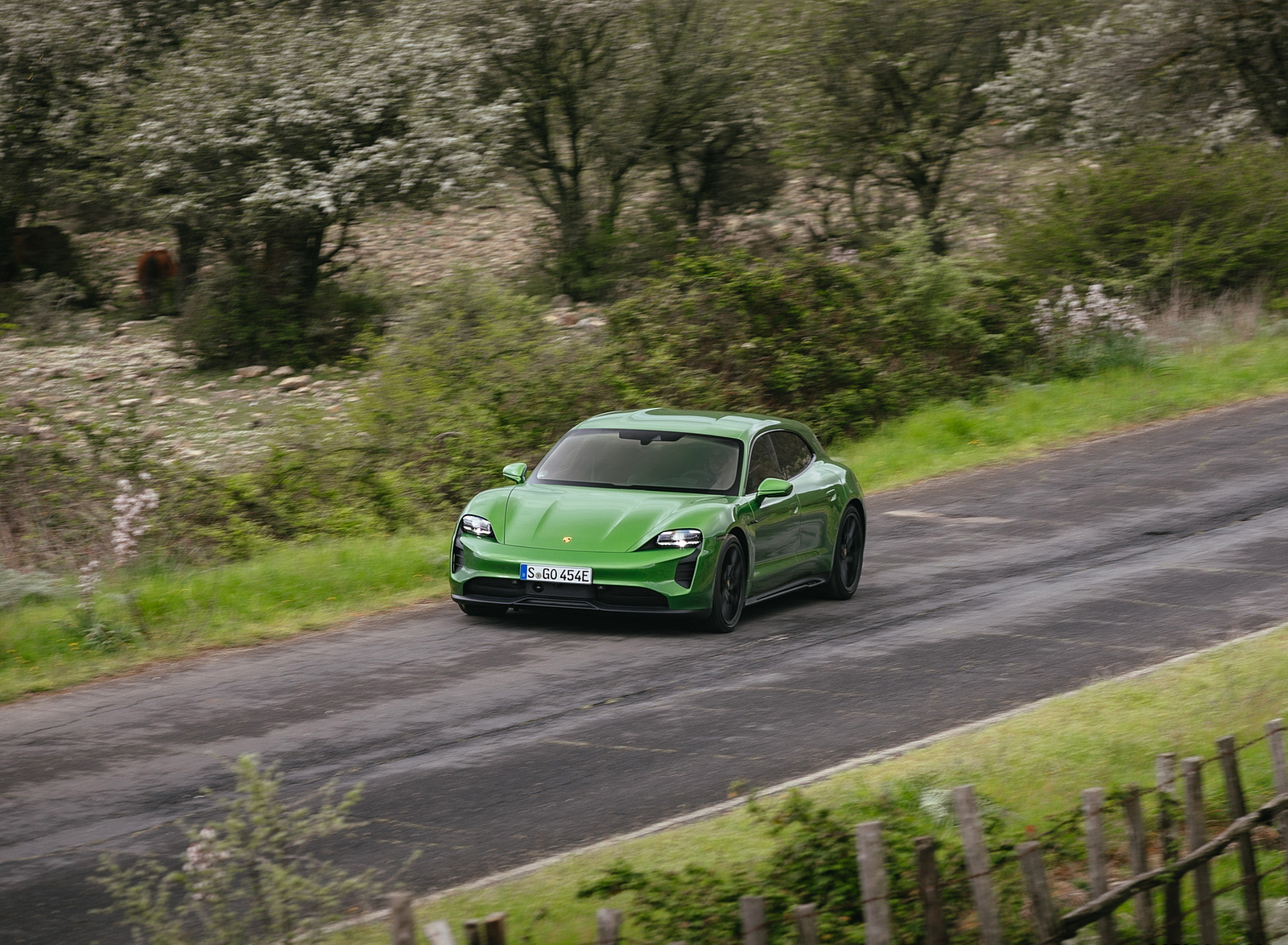 2022 Porsche Taycan GTS Sport Turismo (Color: Mamba Green Metallic) Front Wallpapers #144 of 168