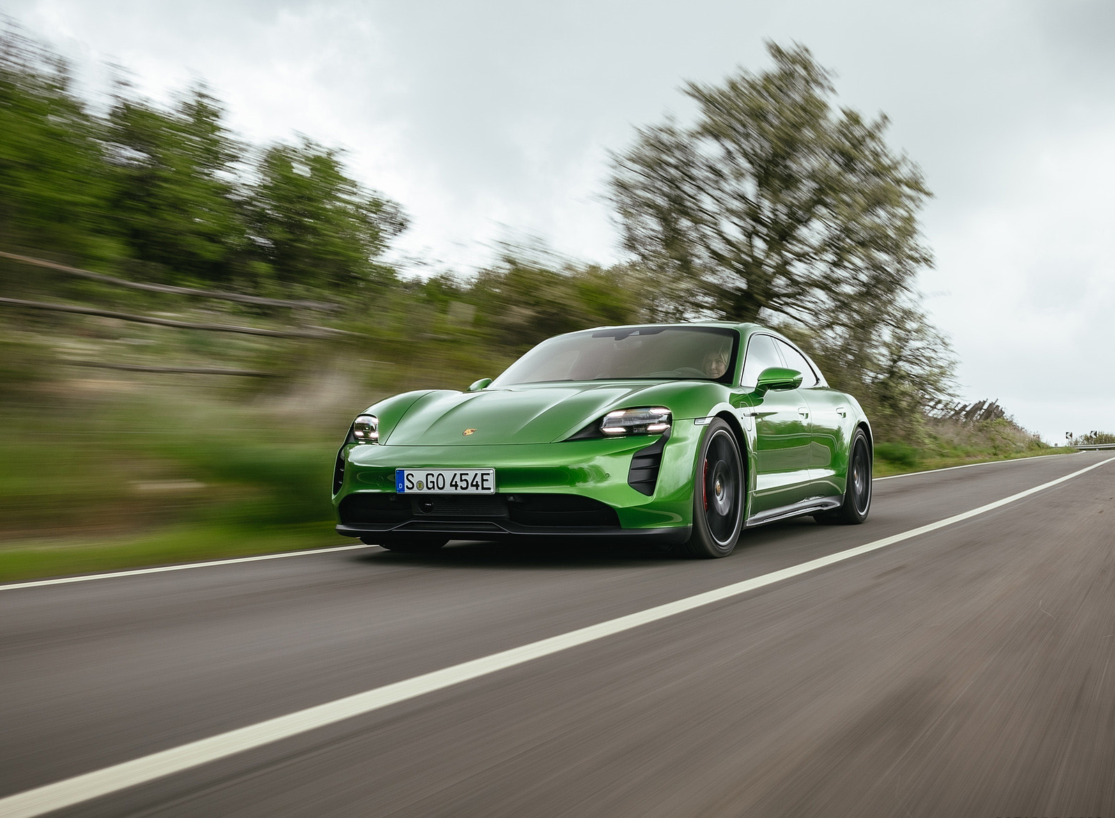 2022 Porsche Taycan GTS Sport Turismo (Color: Mamba Green Metallic) Front Wallpapers #136 of 168
