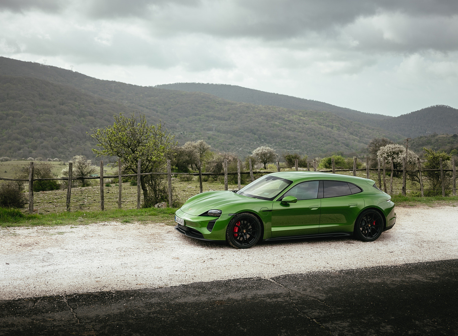 2022 Porsche Taycan GTS Sport Turismo (Color: Mamba Green Metallic) Side Wallpapers #148 of 168