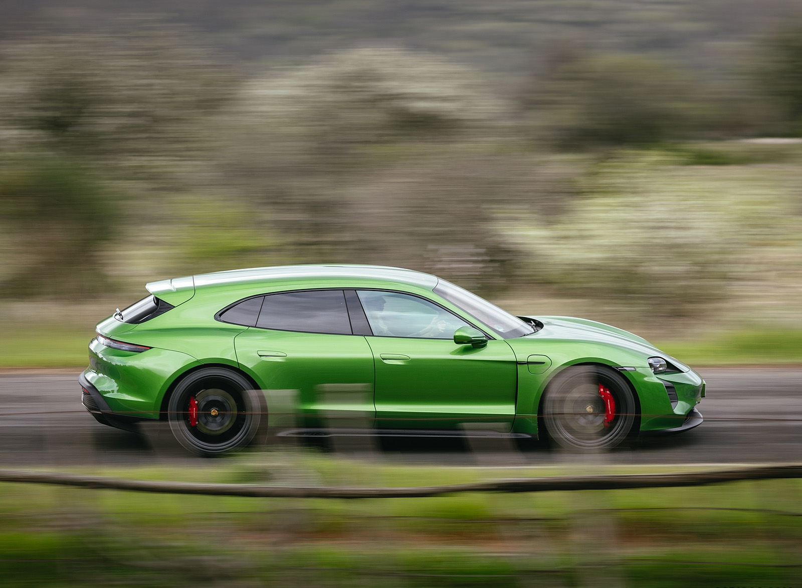 2022 Porsche Taycan GTS Sport Turismo (Color: Mamba Green Metallic) Side Wallpapers #146 of 168