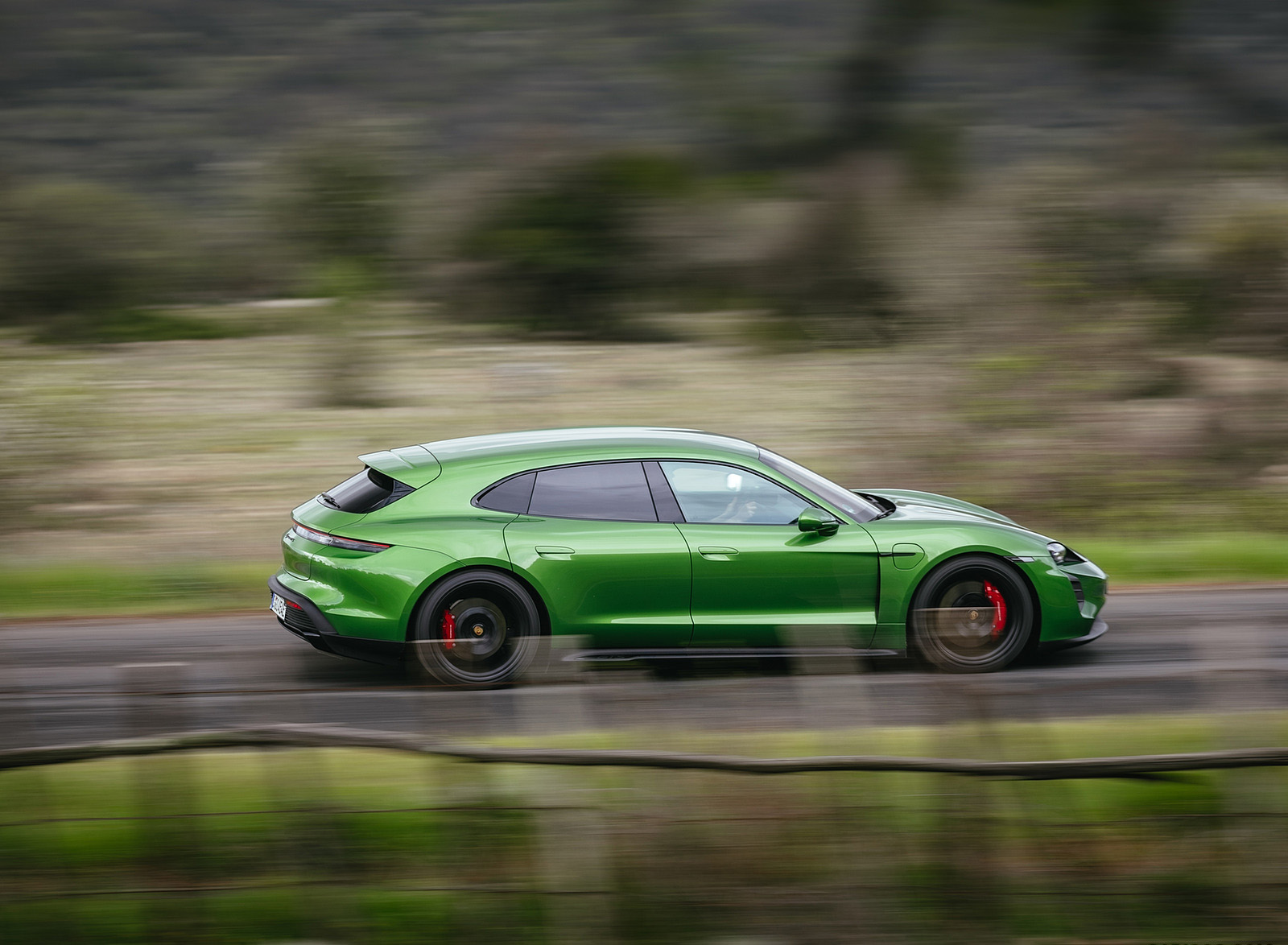 2022 Porsche Taycan GTS Sport Turismo (Color: Mamba Green Metallic) Side Wallpapers #147 of 168