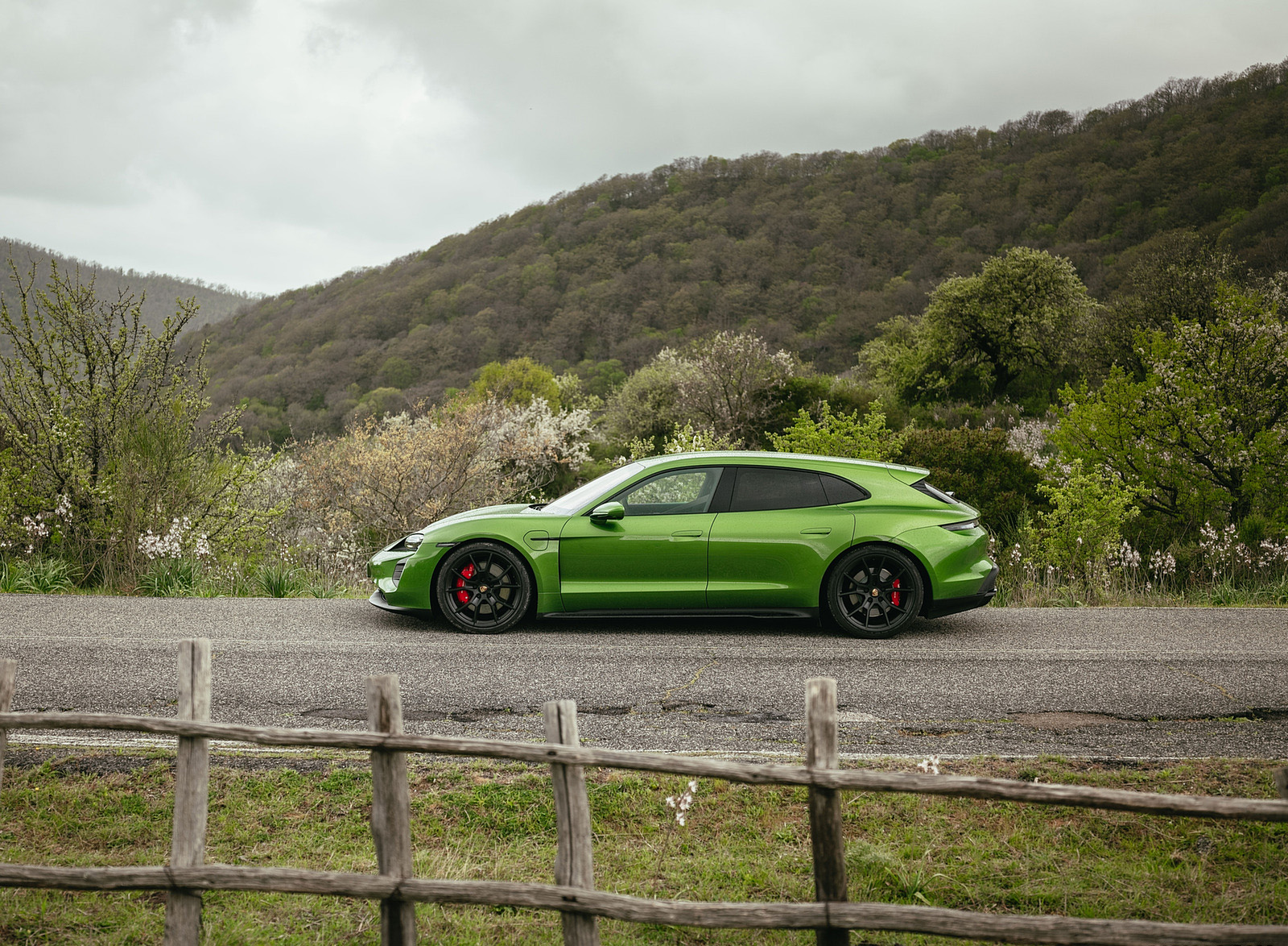 2022 Porsche Taycan GTS Sport Turismo (Color: Mamba Green Metallic) Side Wallpapers #156 of 168