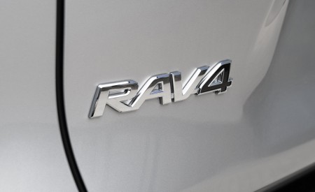 2022 Toyota RAV4 SE Hybrid Badge Wallpapers 450x275 (14)