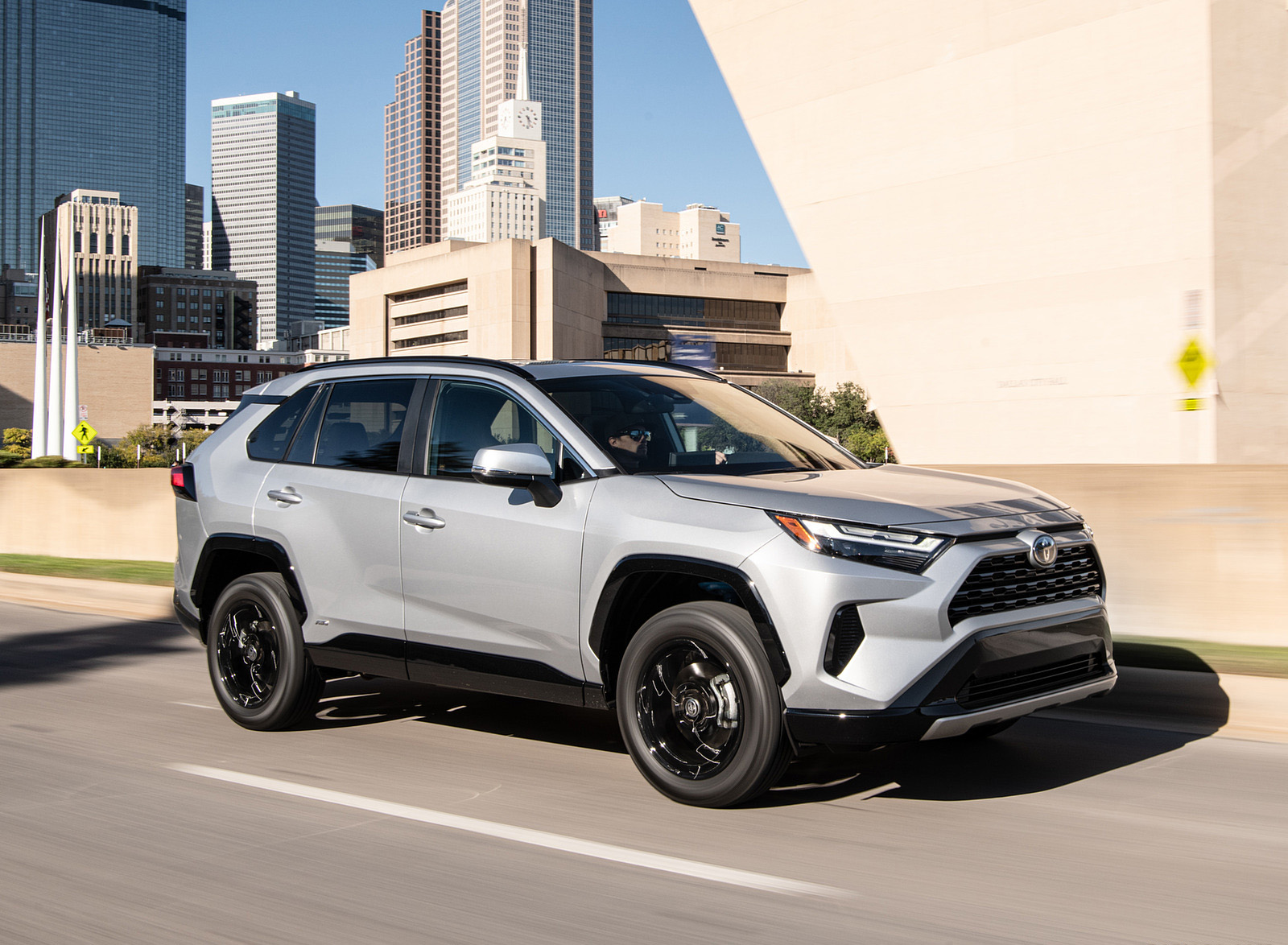 2022 Toyota RAV4 SE Hybrid Front Three-Quarter Wallpapers #4 of 42