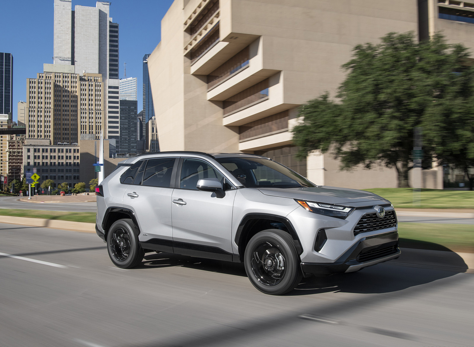 2022 Toyota RAV4 SE Hybrid Front Three-Quarter Wallpapers  (6)