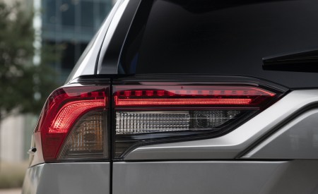 2022 Toyota RAV4 SE Hybrid Tail Light Wallpapers 450x275 (15)