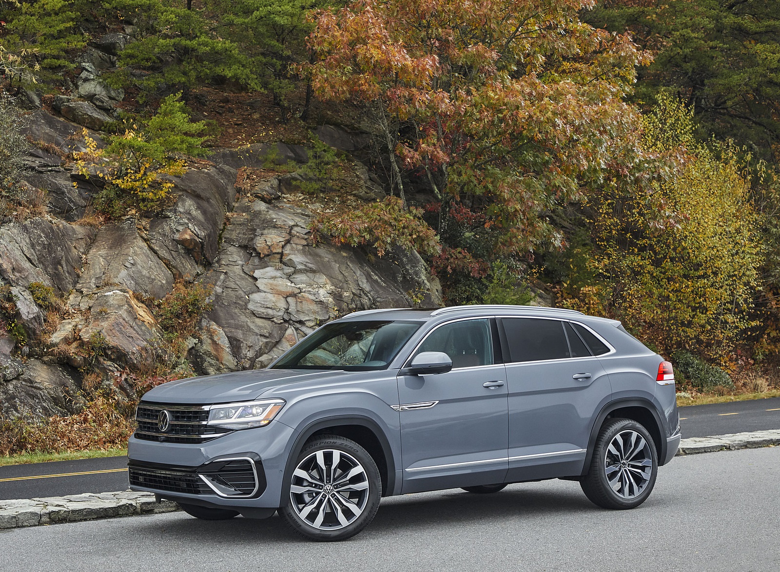 2022 Volkswagen Atlas Cross Sport Front Three-Quarter Wallpapers #9 of 20