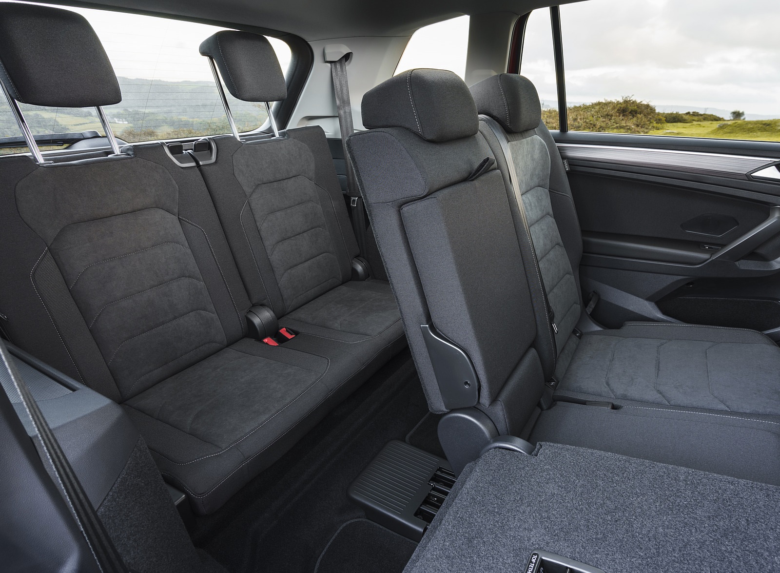 2022 Volkswagen Tiguan Allspace Elegance (UK-Spec) Interior Third Row Seats Wallpapers #35 of 38