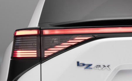 2023 Toyota bZ4X Limited (Color: Windchill Pearl; US-Spec) Tail Light Wallpapers 450x275 (9)
