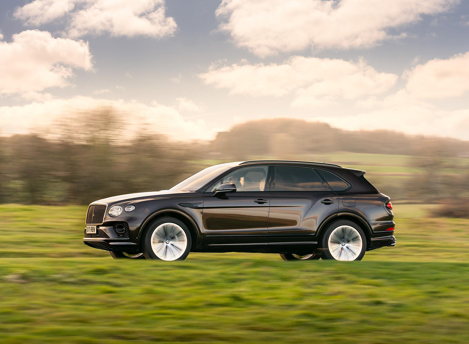 2022 Bentley Bentayga Outdoor Pursuits Side Wallpapers (2)