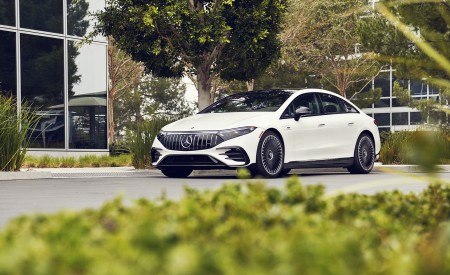2022 Mercedes-AMG EQS 53 4MATIC+ (Color: Diamond White Bright) Front Three-Quarter Wallpapers 450x275 (58)