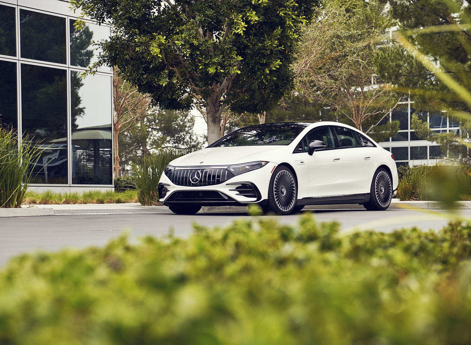 2022 Mercedes-AMG EQS 53 4MATIC+ (Color: Diamond White Bright) Front Three-Quarter Wallpapers #58 of 76