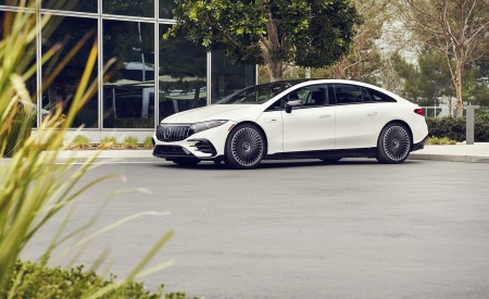 2022 Mercedes-AMG EQS 53 4MATIC+ (Color: Diamond White Bright) Front Three-Quarter Wallpapers 450x275 (60)