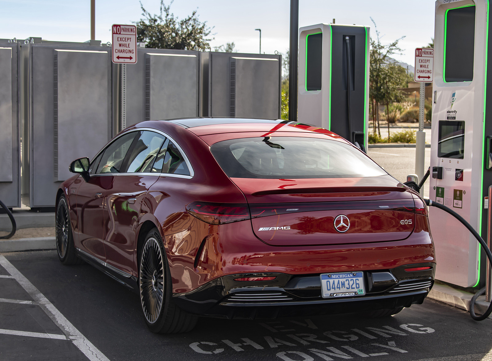 2022 Mercedes-AMG EQS 53 4MATIC+ (Color: Hyazinth Red Metallic) Charging Wallpapers #38 of 76