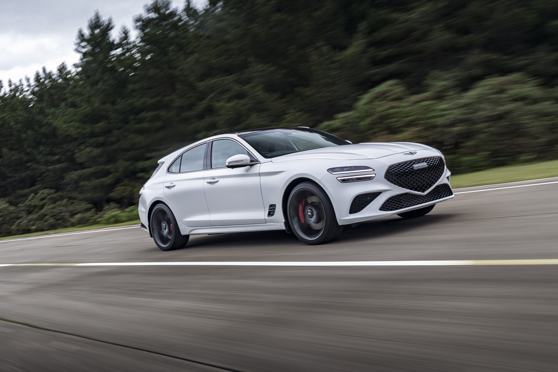 2022 Genesis G70 Shooting Brake (UK-Spec) Front Three-Quarter Wallpapers (2)