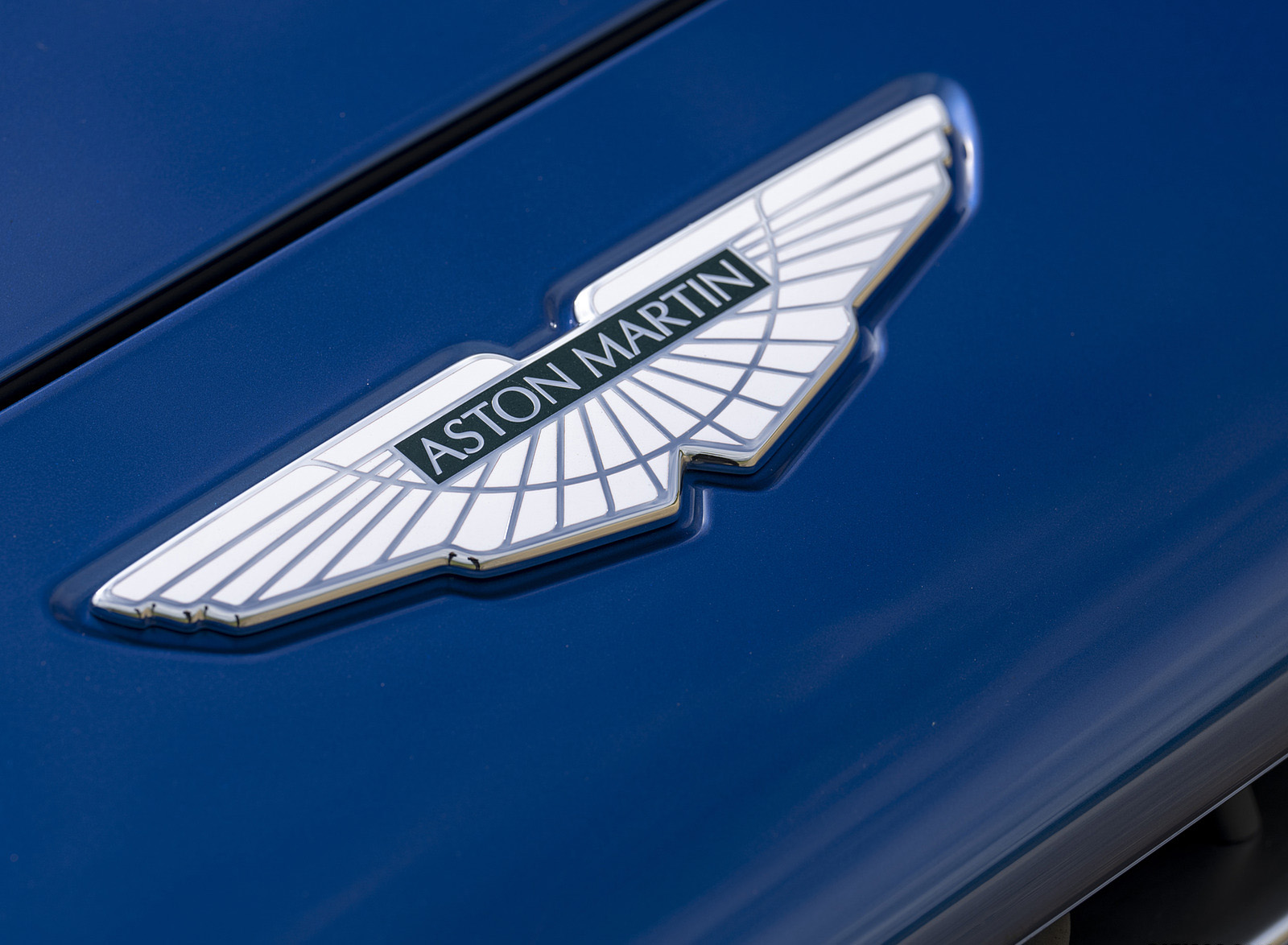 2023 Aston Martin DBX707 (Color: Plasma Blue) Badge Wallpapers #72 of 118