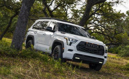 2023 Toyota Sequoia TRD Pro Front Three-Quarter Wallpapers 450x275 (2)