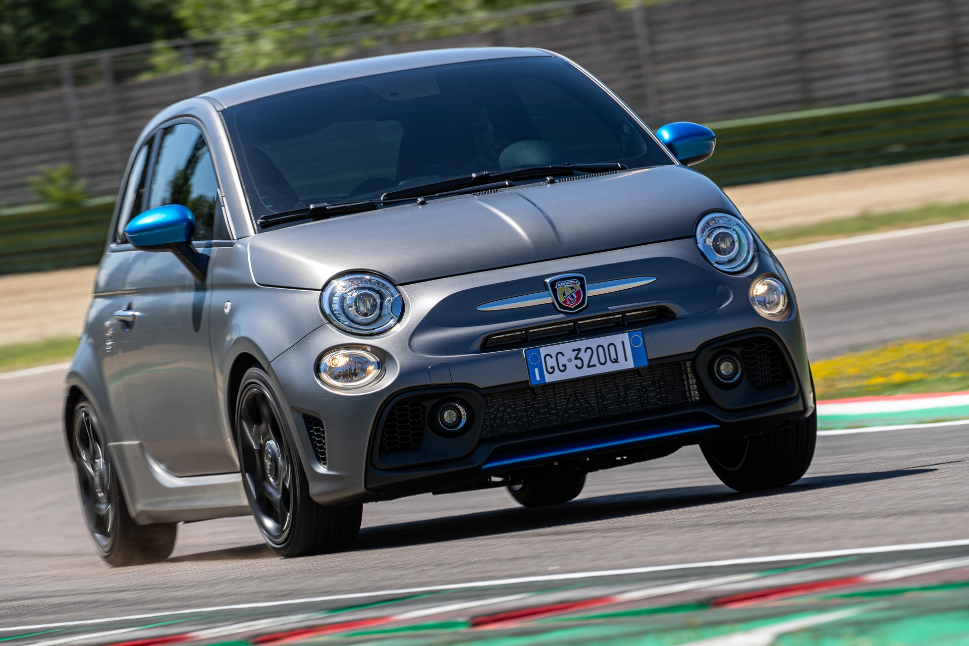 2022 Abarth F595 Front Wallpapers (1)