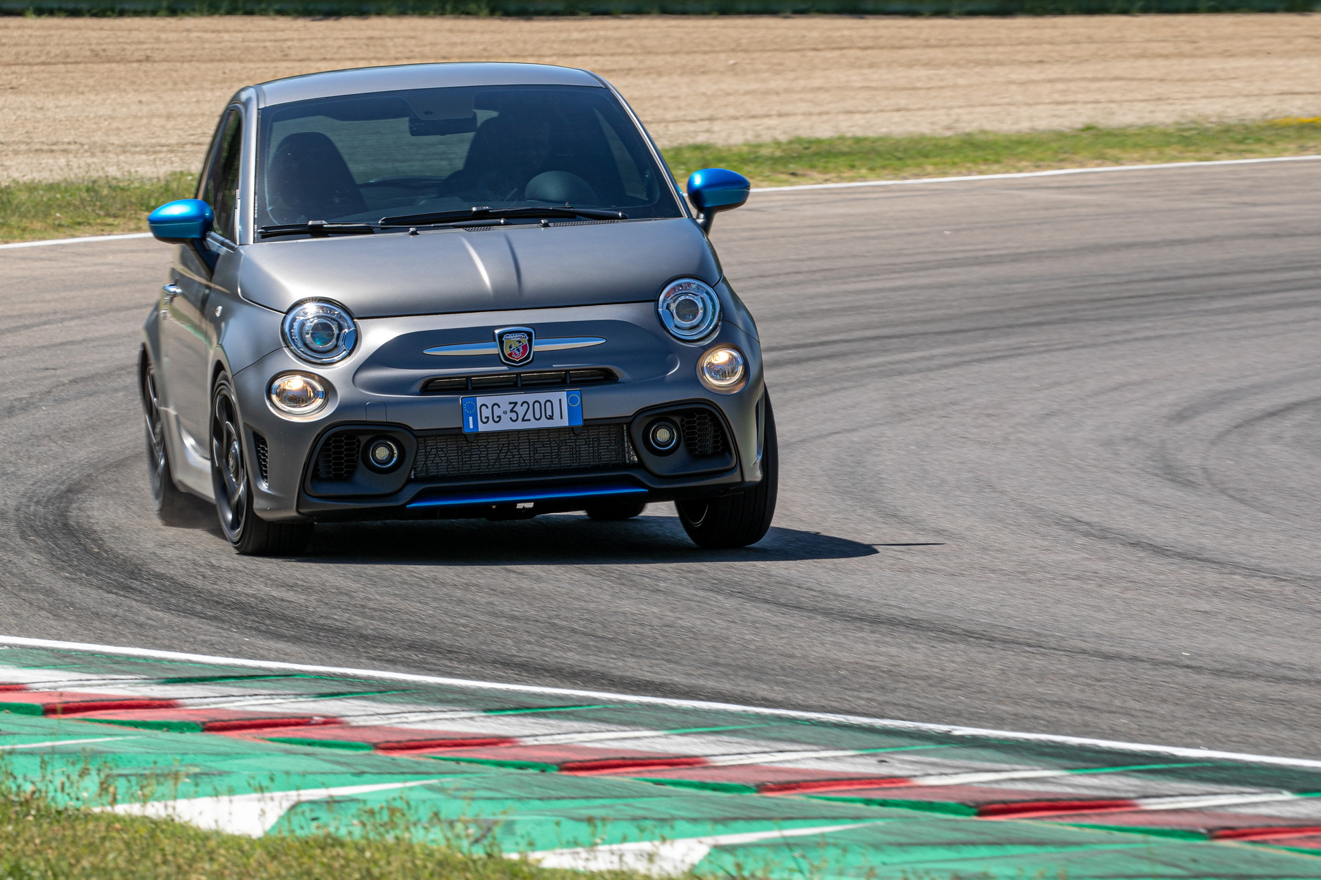 2022 Abarth F595 Front Wallpapers (8)