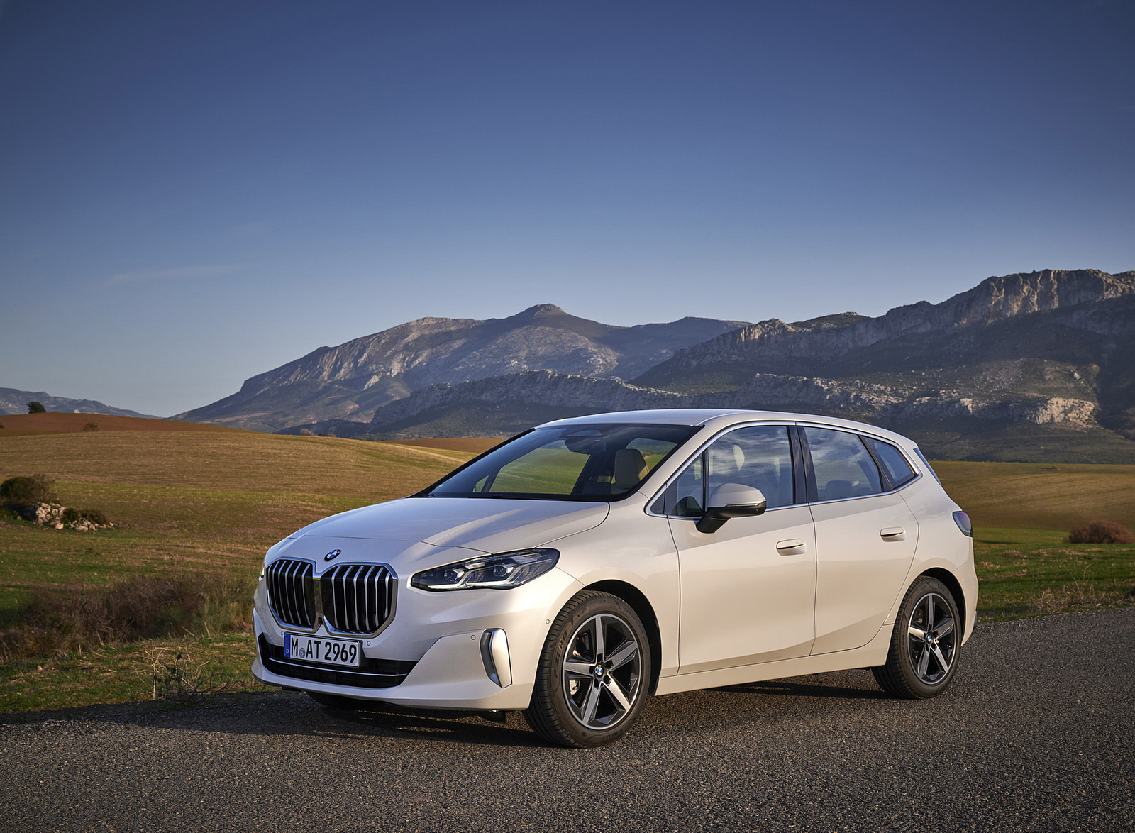 2022 BMW 2 Series 220i Active Tourer Front Three-Quarter Wallpapers #35 of 87