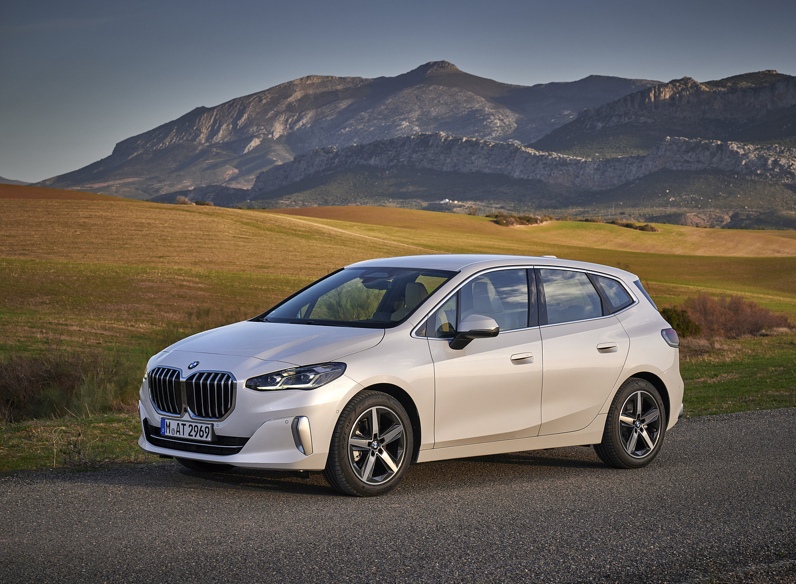 2022 BMW 2 Series 220i Active Tourer Front Three-Quarter Wallpapers #36 of 87