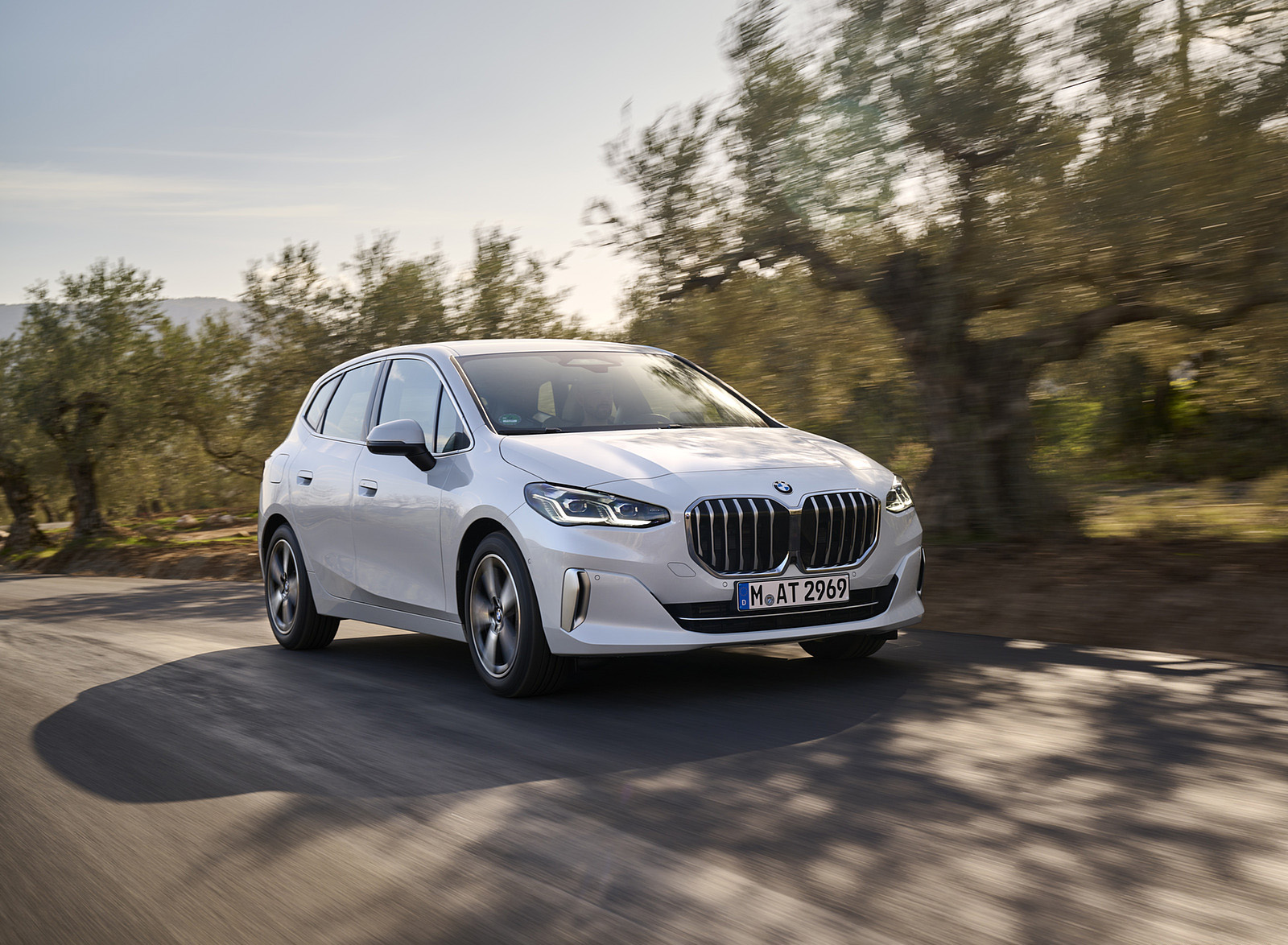 2022 BMW 2 Series 220i Active Tourer Front Three-Quarter Wallpapers #12 of 87