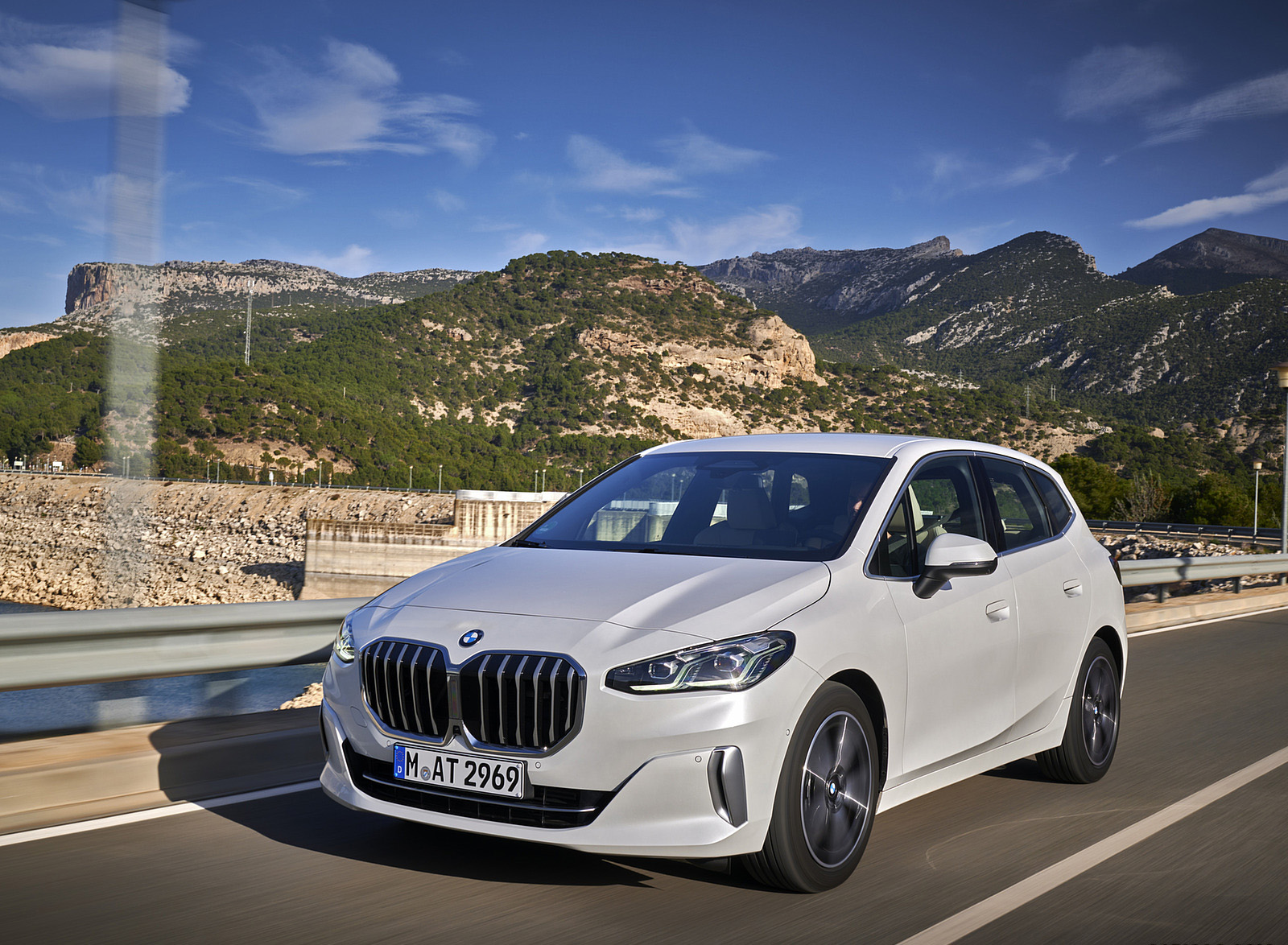 2022 BMW 2 Series 220i Active Tourer Front Three-Quarter Wallpapers #28 of 87