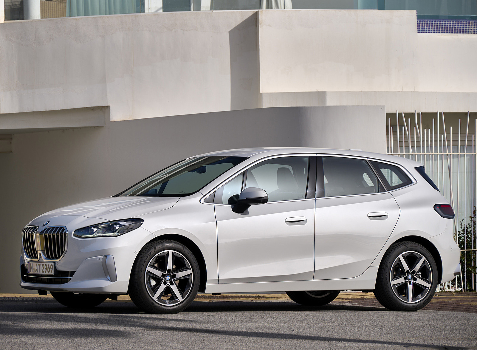 2022 BMW 2 Series 220i Active Tourer Front Three-Quarter Wallpapers #43 of 87