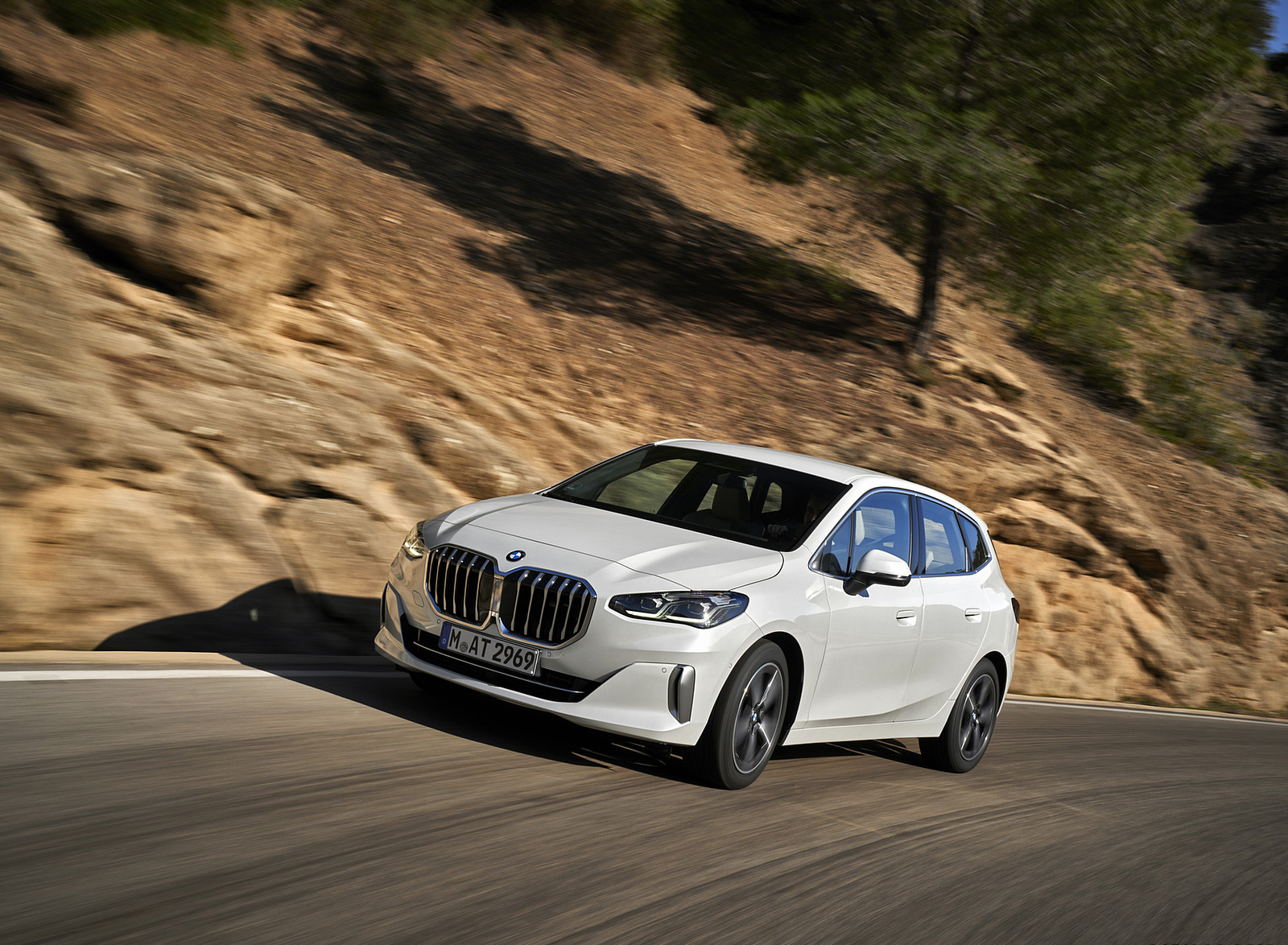 2022 BMW 2 Series 220i Active Tourer Front Three-Quarter Wallpapers #20 of 87
