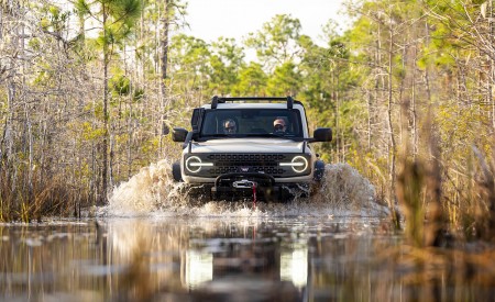 2022 Ford Bronco Everglades (Color: Desert Sand) Water fording Wallpapers 450x275 (3)