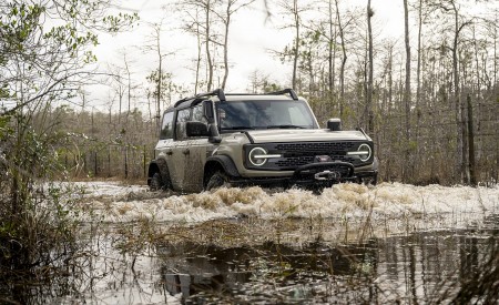 2022 Ford Bronco Everglades (Color: Desert Sand) Water fording Wallpapers 450x275 (2)