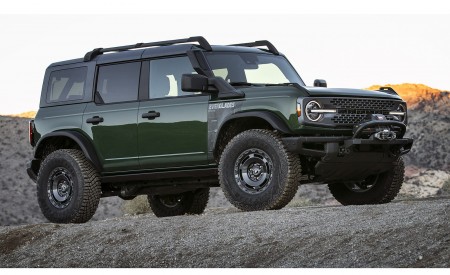 2022 Ford Bronco Everglades (Color: Eruption Green) Front Three-Quarter Wallpapers 450x275 (37)