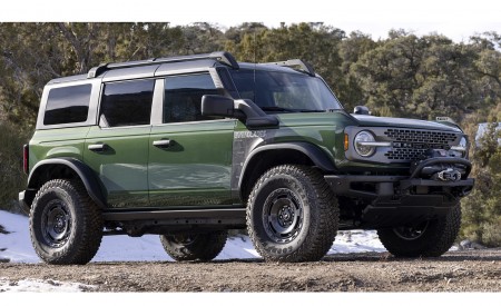 2022 Ford Bronco Everglades (Color: Eruption Green) Front Three-Quarter Wallpapers 450x275 (38)