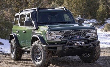 2022 Ford Bronco Everglades (Color: Eruption Green) Front Three-Quarter Wallpapers 450x275 (36)