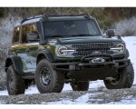 2022 Ford Bronco Everglades (Color: Eruption Green) Front Three-Quarter Wallpapers 150x120 (39)