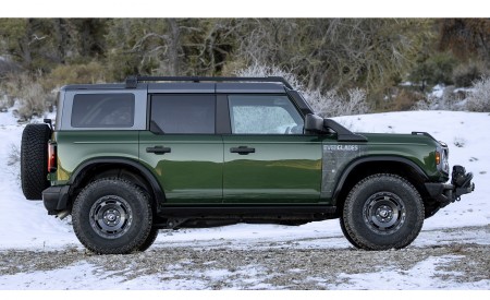 2022 Ford Bronco Everglades (Color: Eruption Green) Side Wallpapers 450x275 (40)
