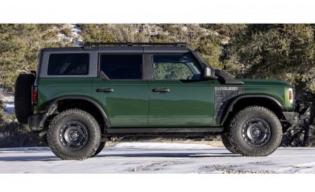 2022 Ford Bronco Everglades (Color: Eruption Green) Side Wallpapers 450x275 (41)