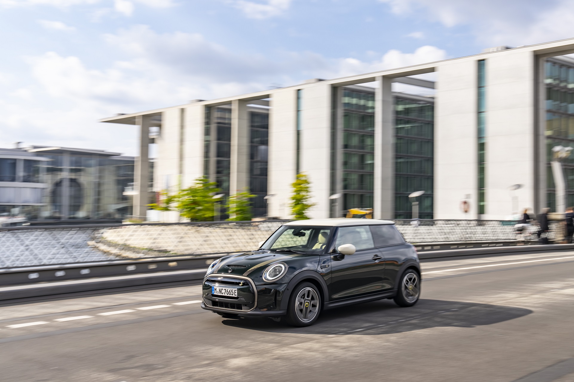 2022 Mini Cooper SE Resolute Edition Front Three-Quarter Wallpapers #65 of 104