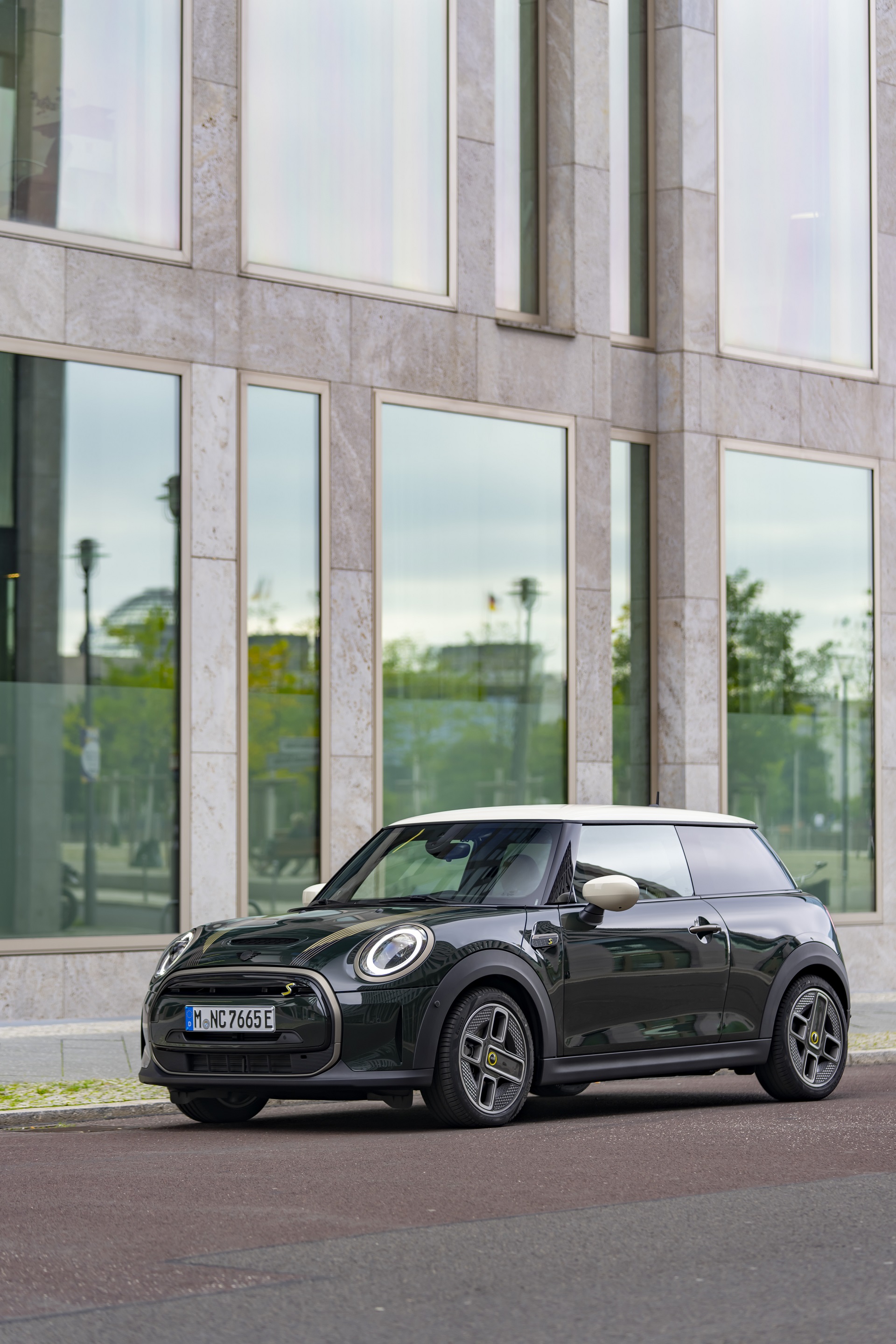 2022 Mini Cooper SE Resolute Edition Front Three-Quarter Wallpapers #53 of 104