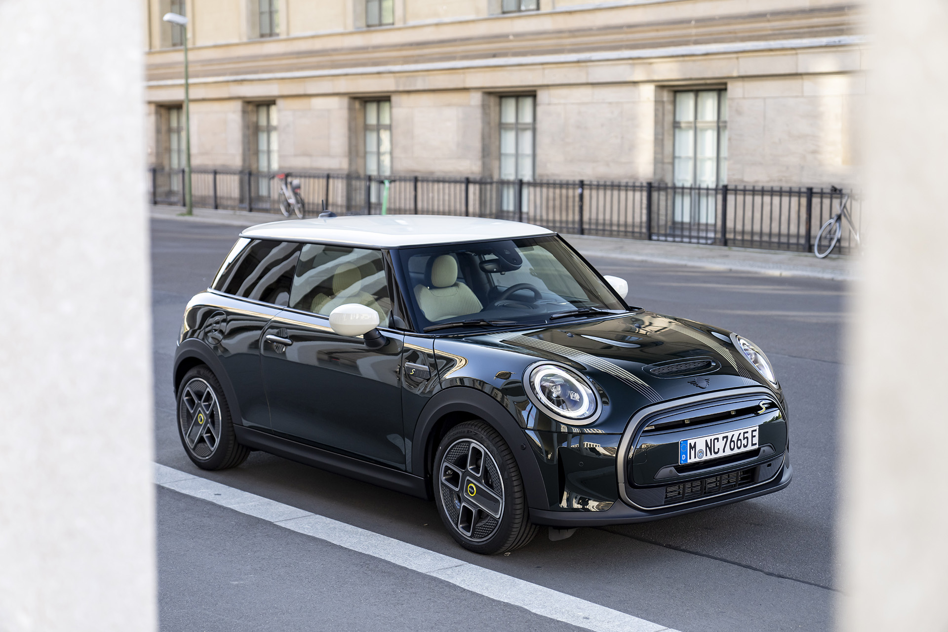 2022 Mini Cooper SE Resolute Edition Front Three-Quarter Wallpapers #15 of 104