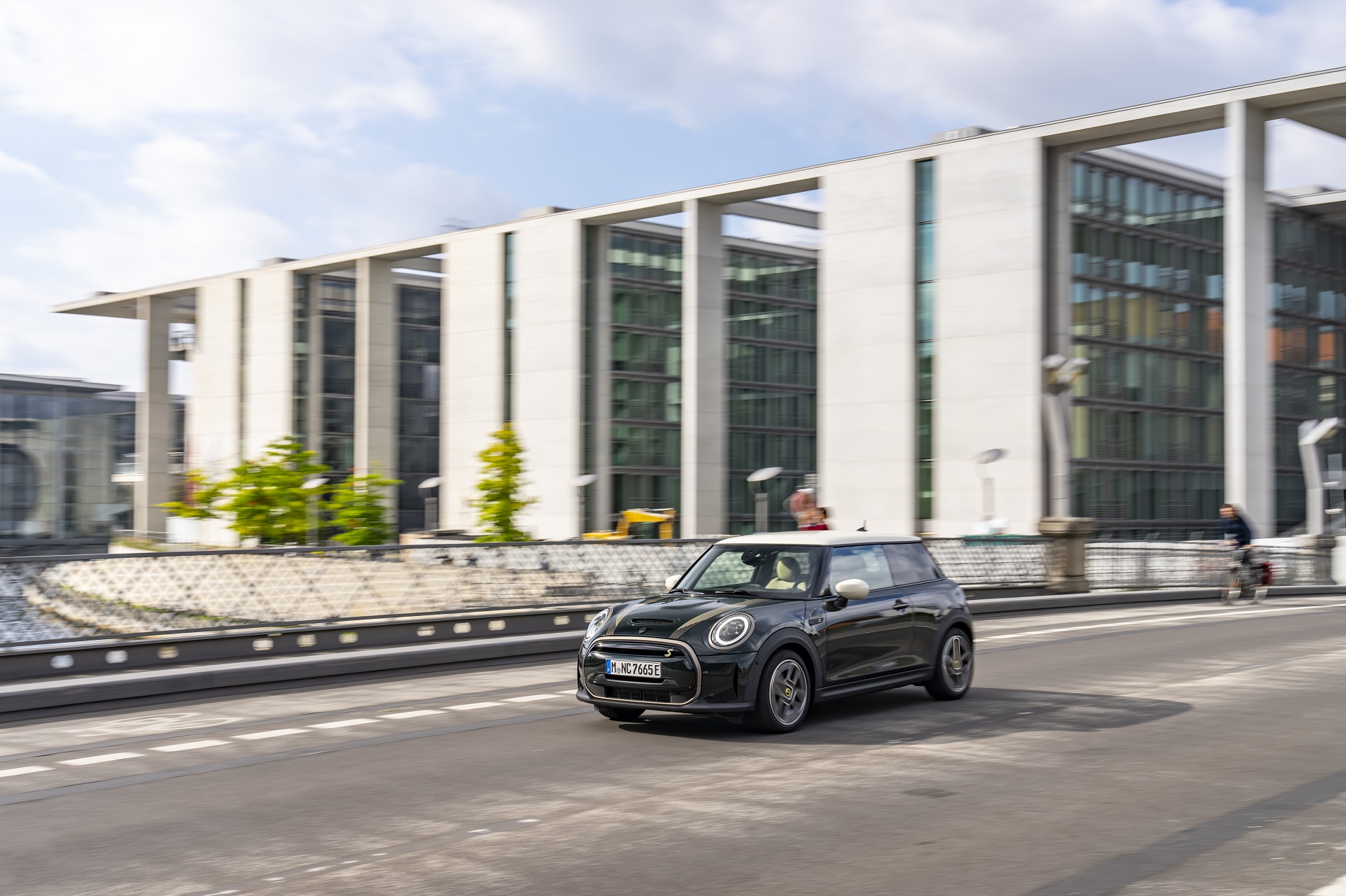 2022 Mini Cooper SE Resolute Edition Front Three-Quarter Wallpapers #66 of 104
