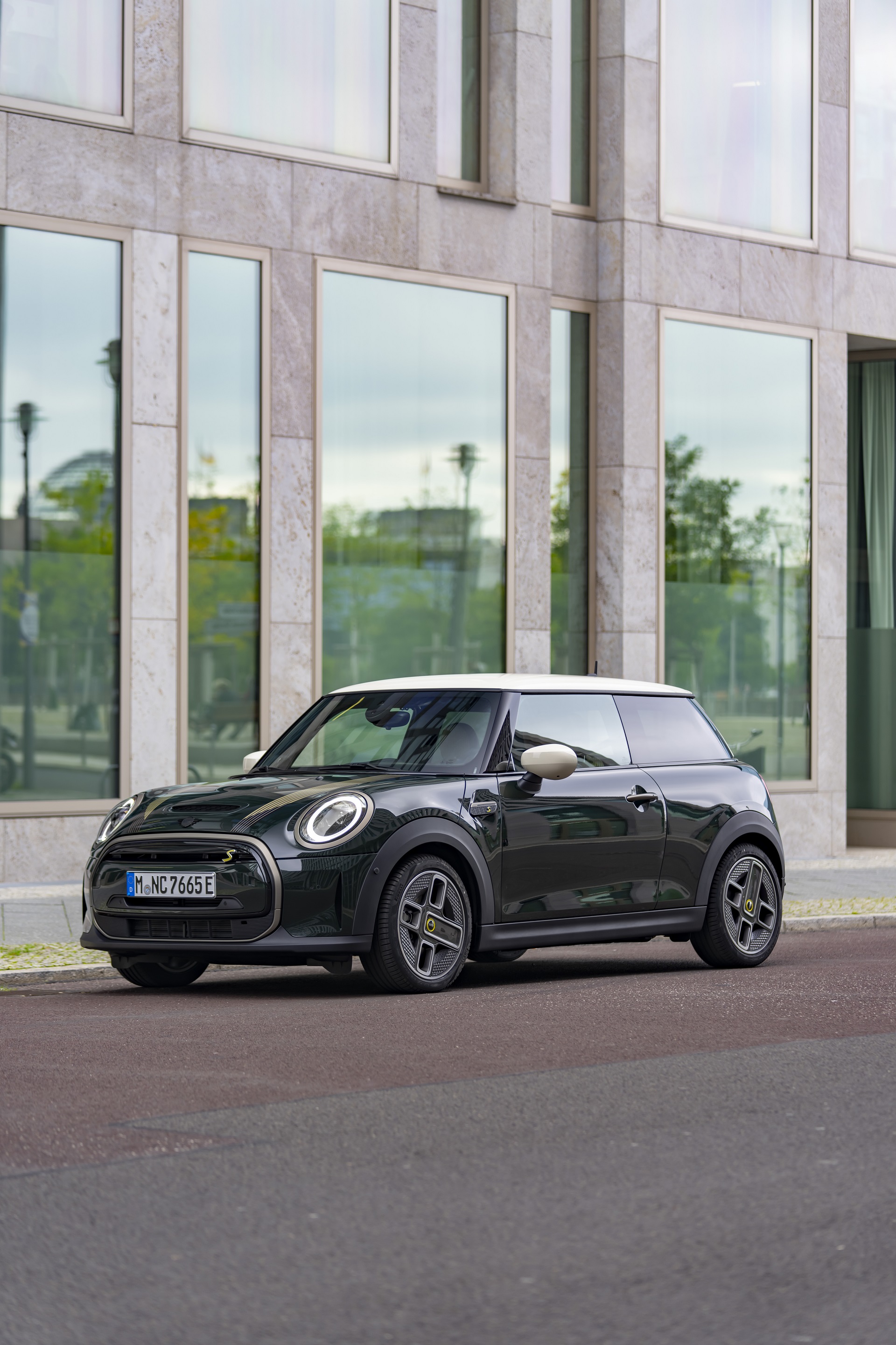 2022 Mini Cooper SE Resolute Edition Front Three-Quarter Wallpapers #52 of 104