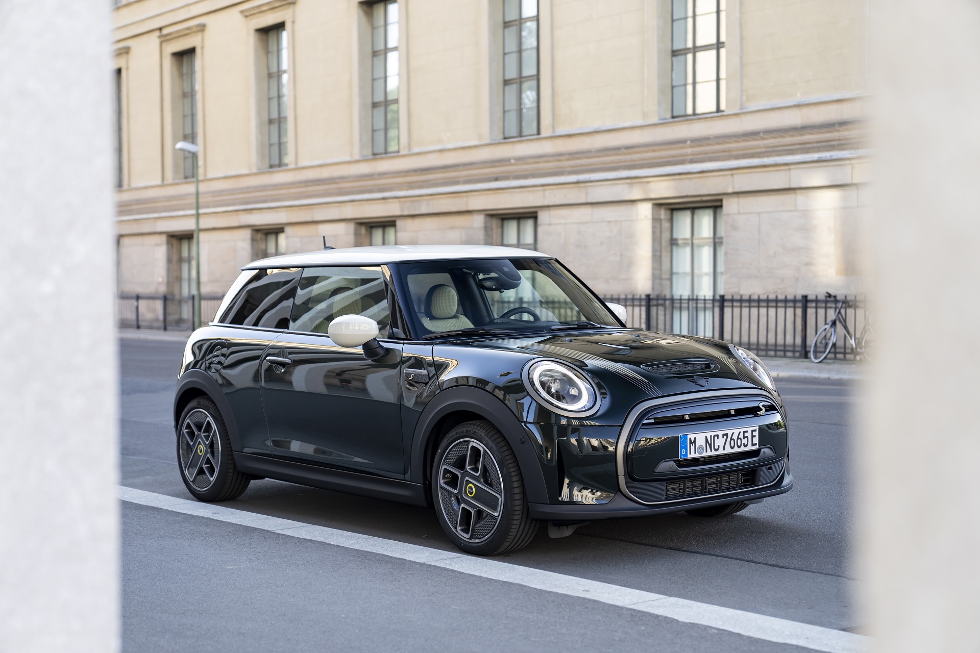 2022 Mini Cooper SE Resolute Edition Front Three-Quarter Wallpapers #16 of 104