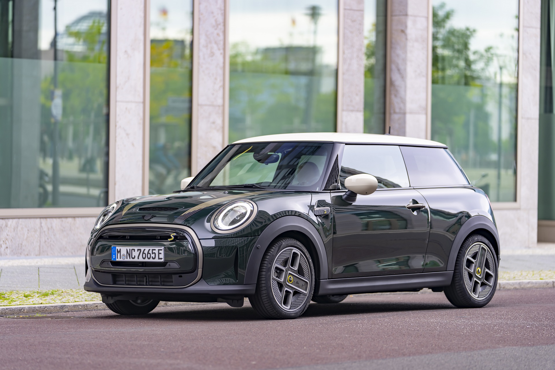 2022 Mini Cooper SE Resolute Edition Front Three-Quarter Wallpapers #51 of 104